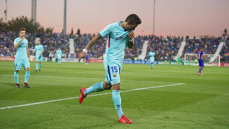 Paulinho Celebrates a goal with the FC Barcelona