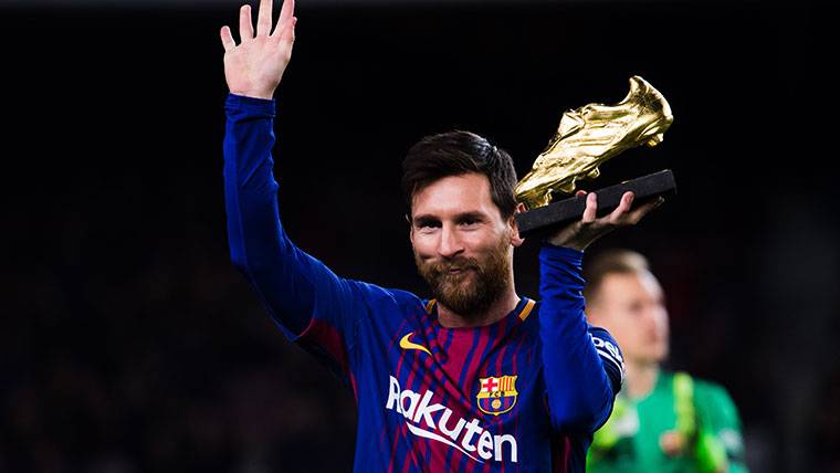 Leo Messi, mostrando al Camp Nou su última Bota de Oro