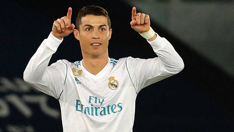 Cristiano Ronaldo, protestando la acción del gol anulado