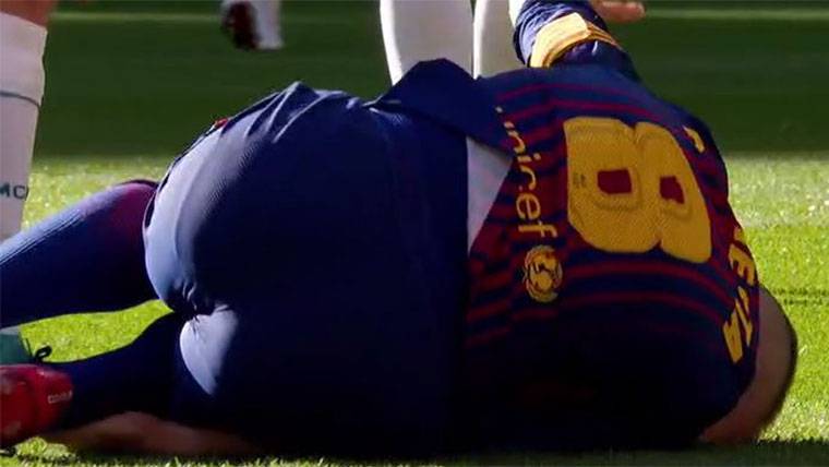 Andrés Iniesta, hurting after a strong entrance of Carvajal