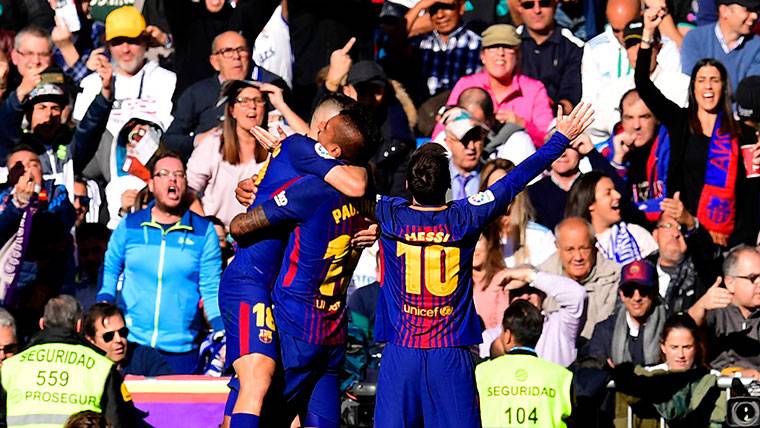 Messi, Paulinho y Jordi Alba celebran el Clásico