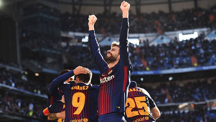 Gerard Piqué celebra un gol del Barça en el Santiago Bernabéu