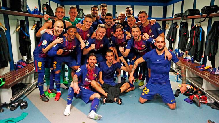 Los jugadores del FC Barcelona celebran su victoria en el Santiago Bernabéu