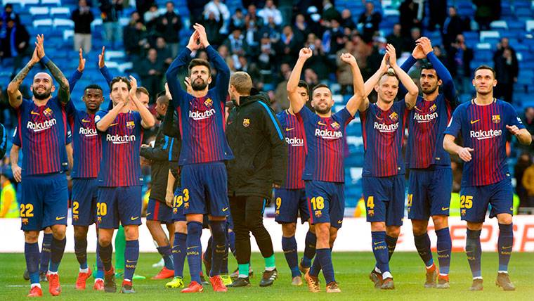 El FC Barcelona, celebrando el triunfo conseguido en el Bernabéu