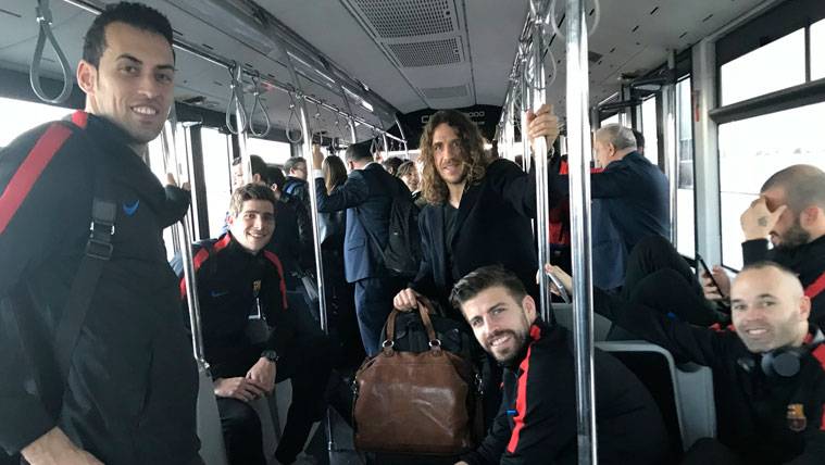 Carles Puyol, junto a los jugadores del Barça tras la victoria en el Clásico