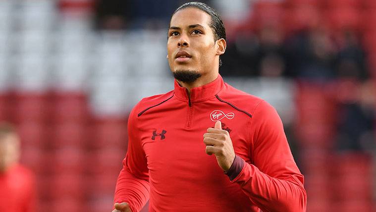 Virgil Go DIjk in a warming with the Southampton