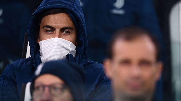 Paulo Dybala, in the bench of the Juventus of Turín