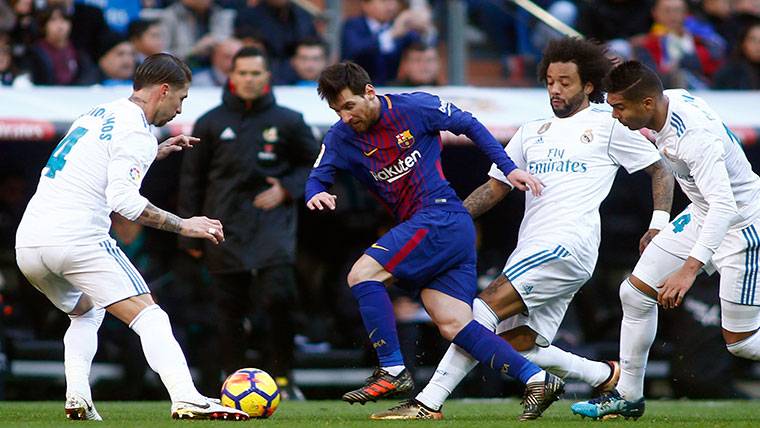 Leo Messi, surrounded of players of the Real Madrid