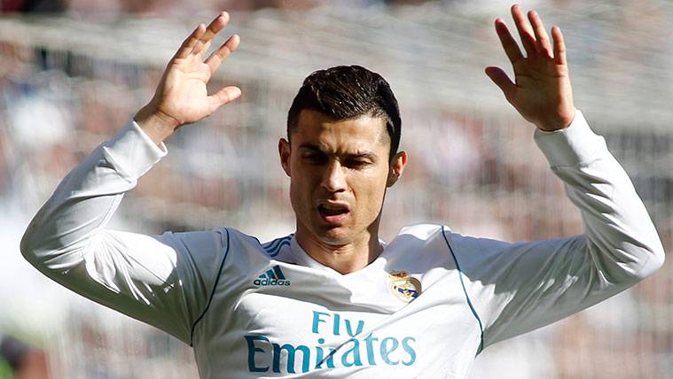 Cristiano Ronaldo se lamenta tras una acción fallada en el Clásico
