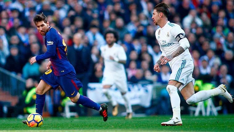 Leo Messi and Sergio Bouquets in an action of the Classical in Santiago Bernabéu
