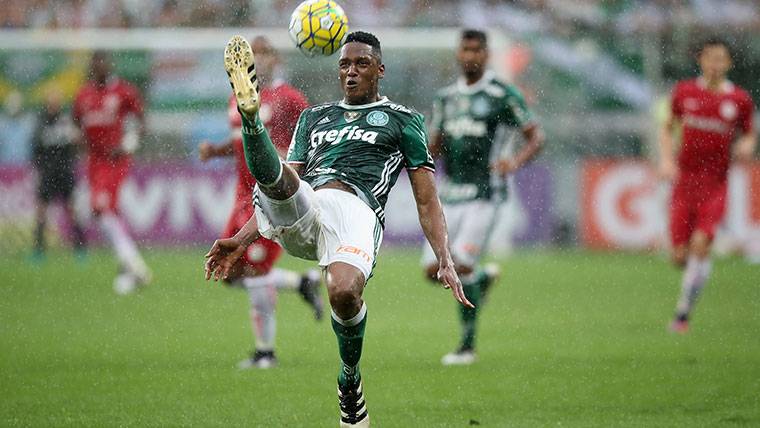 Yerry Mina, despejando un balón con la camiseta del Palmeiras