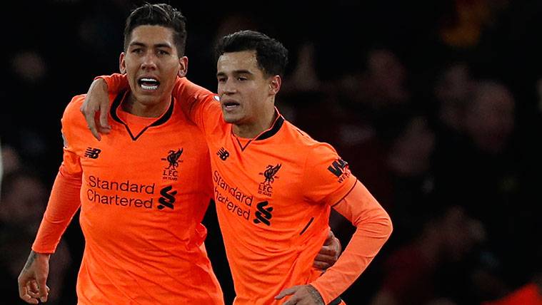 Roberto Firmino and Philippe Coutinho celebrate a goal of the Liverpool