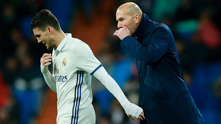 Zidane, giving instructions to Kovacic on how defend to Messi