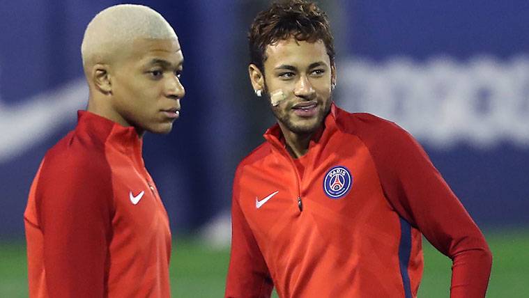 Kylian Mbappé And Neymar in a concentration of the PSG