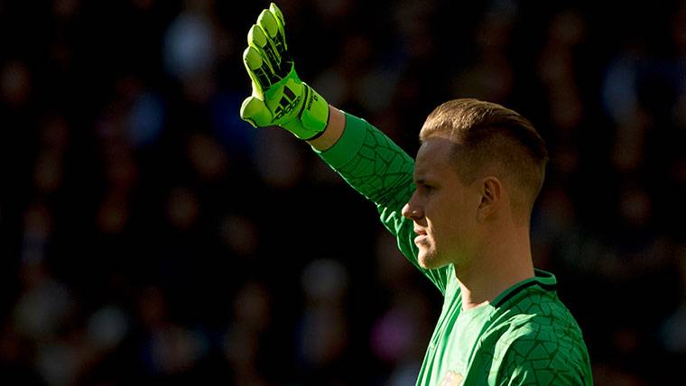 Ter Stegen, tapándose la luz del Sol de la cara con un guante