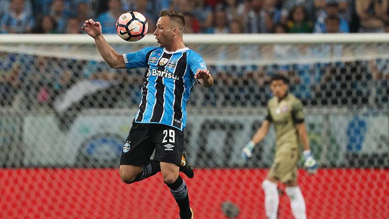 Arthur, durante un partido con el Gremio