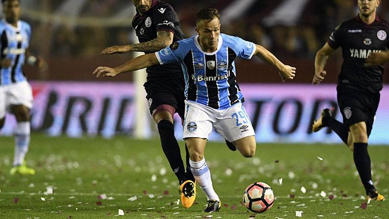 Arthur, durante un partido con el Gremio