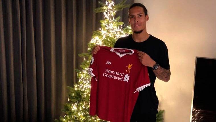 Virgil Go Dijk poses with the T-shirt of the Liverpool