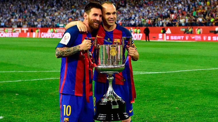 Leo Messi and Andrés Iniesta raise the Glass of the King 2016-17