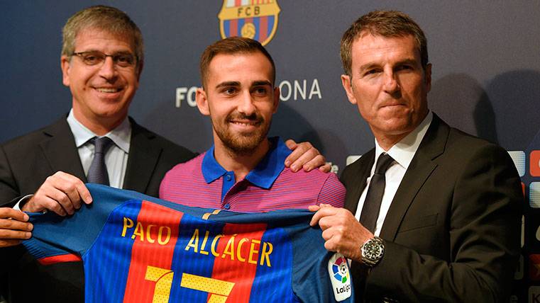 Robert Fernández during the presentation of Paco Alcácer