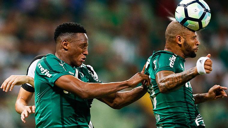 Yerry Mina, intentando rematar un balón que cabecea un compañero