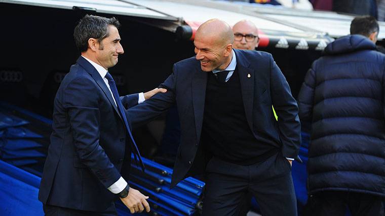 Zinedine Zidane y Ernesto Valverde, saludándose antes del Clásico