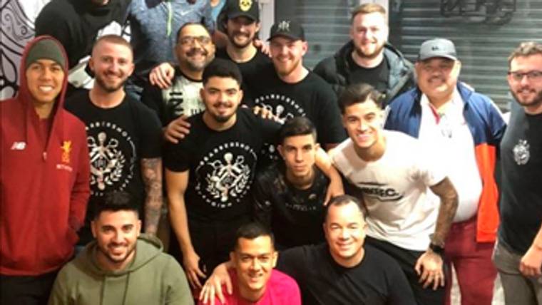 Coutinho, beside friends and mates in an image of Instagram