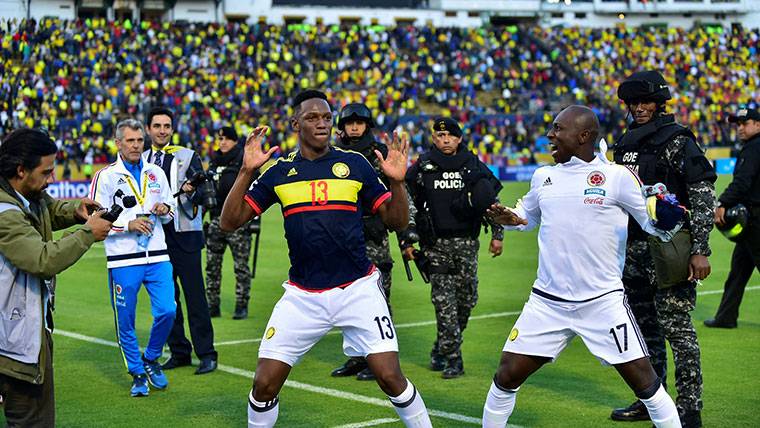 Yerry Mina, bailando con uno de sus compañeros en Colombia