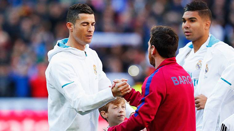 Leo Messi y Cristiano Ronaldo, saludándose antes del Clásico