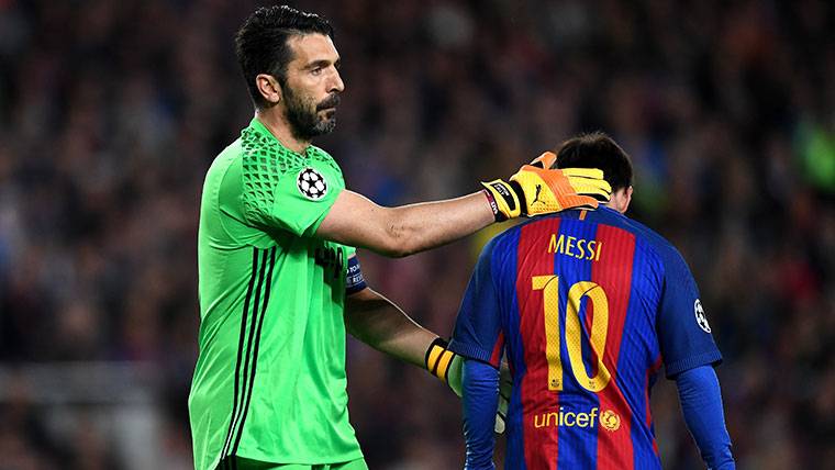 Buffon, comforting to Messi after an occasion of the Barça in front of the Juventus