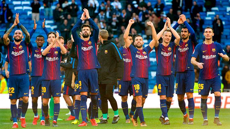 El FC Barcelona, celebrando la victoria cosechada en el Bernabéu