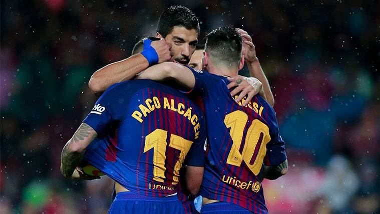 Paco Alcácer celebra un gol junto a Luis Suárez, Leo Messi y Jordi Alba