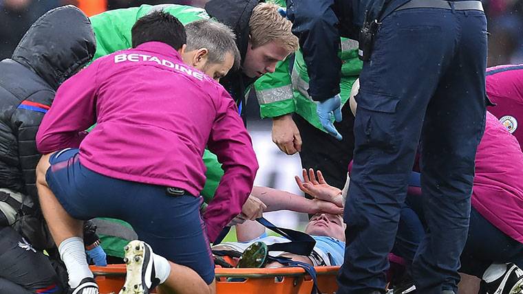 Kevin Of Bruyne, withdrawn in stretcher against Crystal Palace