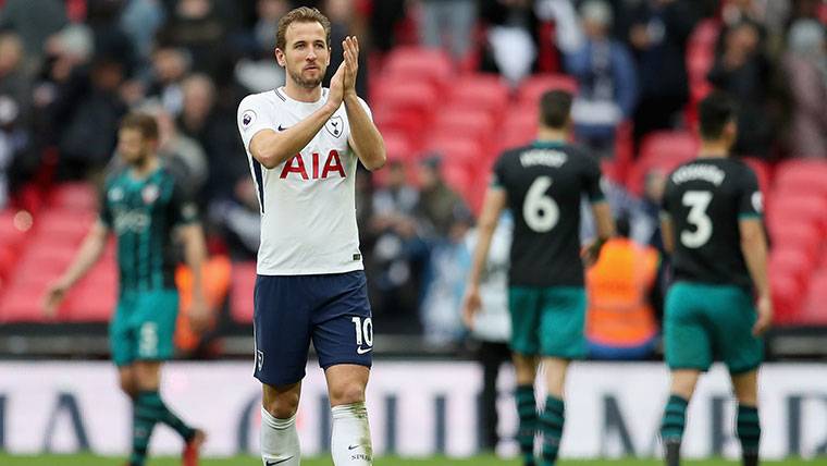 Harry Kane, applauding to his fans after marking a 'hat-trick'