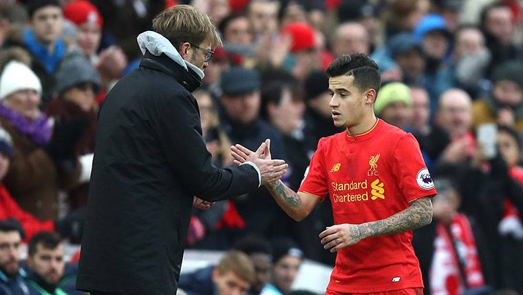 Klopp And Coutinho, giving the hand in an image of archive