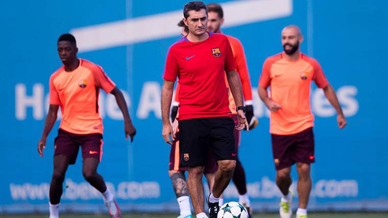 Ernesto Valverde, durante un entreno con el FC Barcelona