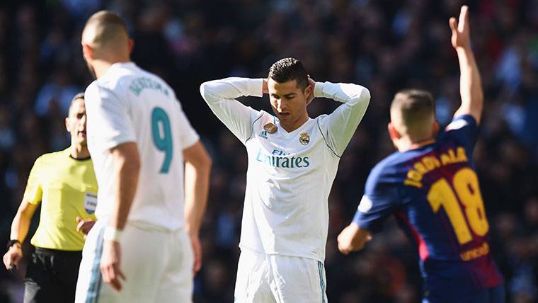 Cristiano Ronaldo, llevándose las manos a la cabeza contra el Barça