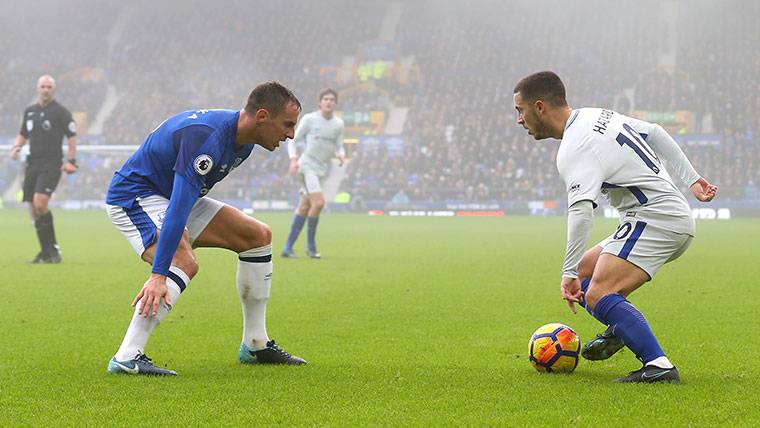 Eden Hazard, encarando a un rival contra el Everton