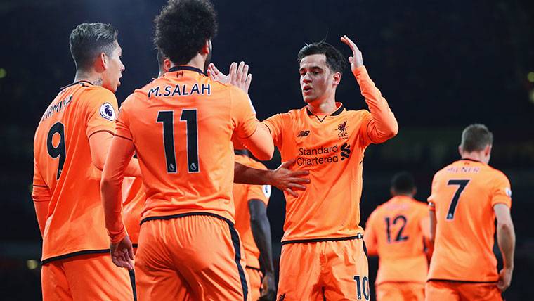 Coutinho, celebrando un gol con sus compañeros del Liverpool