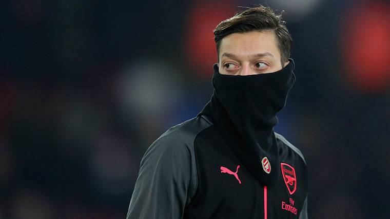 Mesut Özil, during a warming with the Arsenal