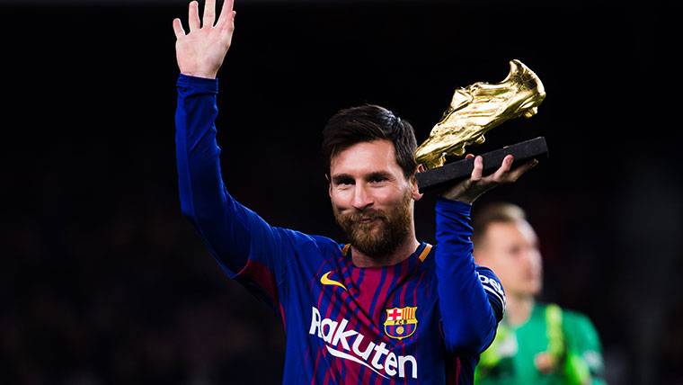 Leo Messi, mostrando la Bota de Oro 2017 al público del Camp Nou
