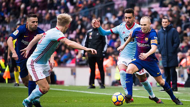 Daniel Wass, trying defend of a confined of Iniesta
