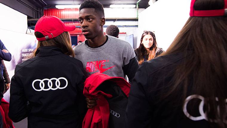 Ousmane Dembélé, en el túnel de vestuarios antes de recibir un Audi