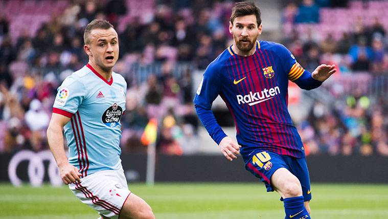 Stanislav Lobotka y Leo Messi luchan por un balón en el pasado Barça-Celta
