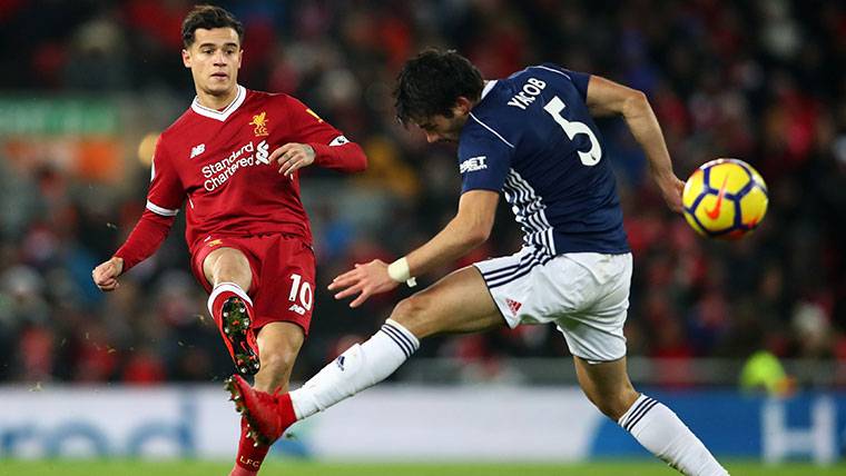 Coutinho, filtering a pass to the interior of the contrary area