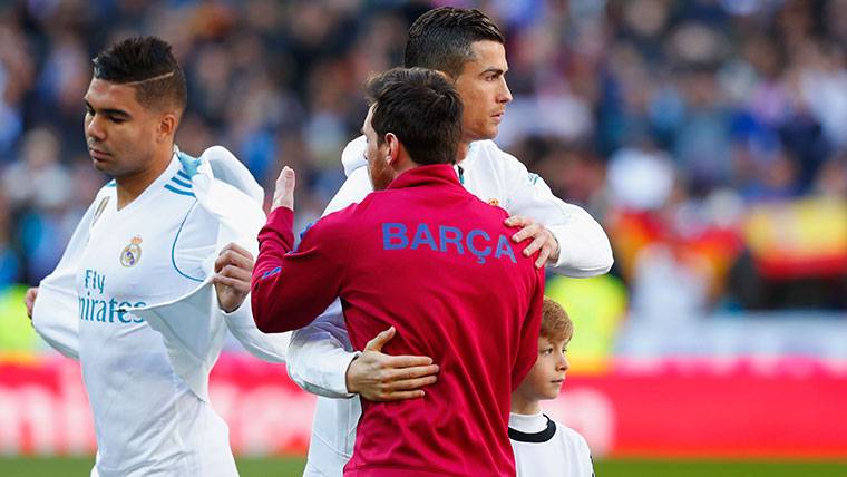Leo Messi y Cristiano Ronaldo, saludándose antes del último Clásico