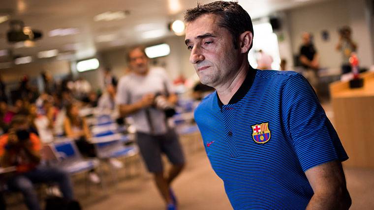 Ernesto Valverde, dirigiéndose a la sala de prensa del Barça