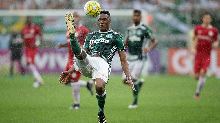 Yerry Mina, despejando un balón con el Palmeiras