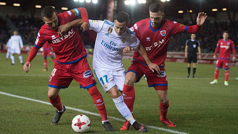 Lucas Vázquez conflict by a balloon with two players of the Numancia