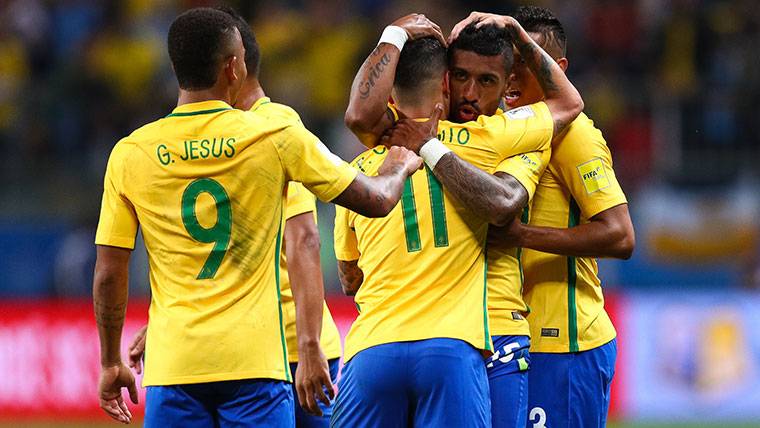 Paulinho And Coutinho, celebrating a marked goal with Brazil